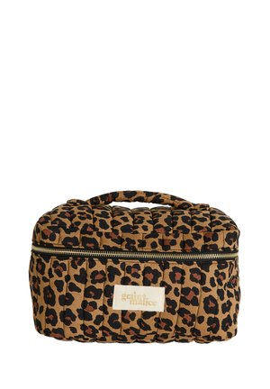 Neceser de tela acolchada con estampado de leopardo, cierre de cremallera, asa acolchada y etiqueta blanca que dice "grain + malice" en el frente.