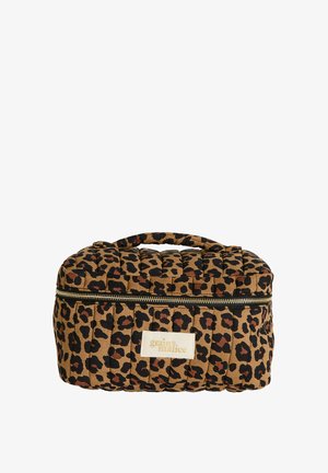 Trousse de maquillage en tissu matelassé avec imprimé léopard, fermeture zippée, poignée rembourrée et étiquette blanche indiquant "grain + malice" à l'avant.