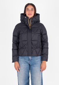 Giacca a vento nera con trapuntatura a rombi, colletto alto e apertura frontale con zip. Presenta un cappuccio con cordino e tasche laterali.