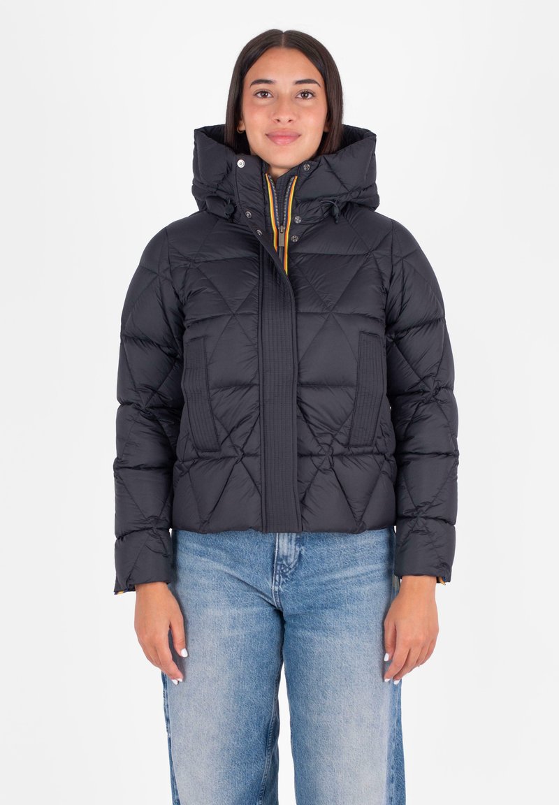 Giacca a vento nera con trapuntatura a rombi, colletto alto e apertura frontale con zip. Presenta un cappuccio con cordino e tasche laterali.