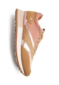 Sneaker con una toma in suede rosa e beige, pannelli in tessuto testurizzato, dettagli metallici e una spessa suola in gomma bianca con dettagli rosa.