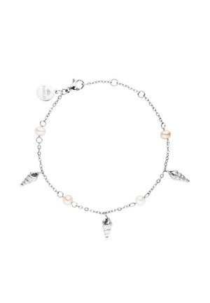 Zilveren armband met afwisselend kleine witte en perzikkleurige parels en zilveren schelpenbedels, karabijnsluiting en merklabel.