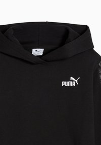 Čierna mikina s kapucňou s bielym logom "PUMA". Mäkkučký materiál, klasický strih, s vzorovanými akcentmi na rukávoch.