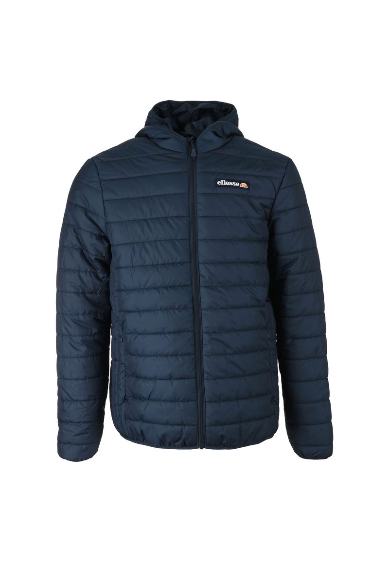 Giacca imbottita blu navy con cappuccio, caratterizzata da una chiusura frontale con zip, una sottile trama trapuntata e un piccolo logo sulla parte superiore sinistra.