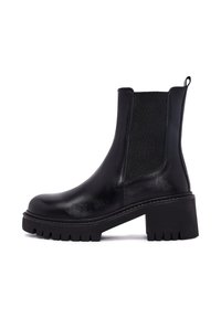 Bottines en cuir noir avec des panneaux élastiques latéraux texturés, un talon épais et une semelle robuste. Équipées d'une languette pour un enfilage facile.