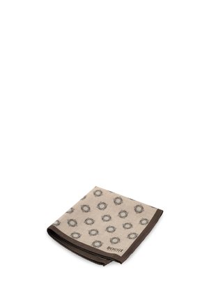 Pochette beige pliée avec des motifs géométriques bleus et marron et une bordure brun foncé, marquée du texte "Boggi Milano" dans un coin.