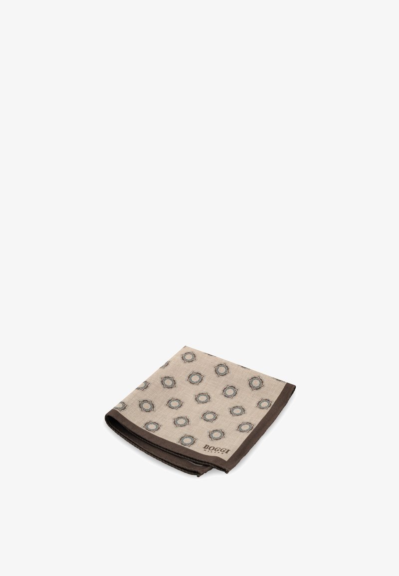 Pochette beige pliée avec des motifs géométriques bleus et marron et une bordure brun foncé, marquée du texte "Boggi Milano" dans un coin.