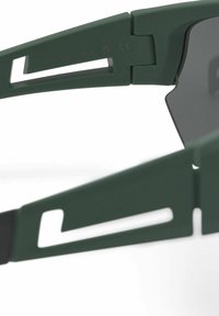 Grüne Plastiksonnenbrille mit einem schlanken, kantigen Rahmen, der ausgeschnittene Details aufweist. Dunkle Gläser bieten UV-Schutz. CE-geprüft, nicht polarisiert.