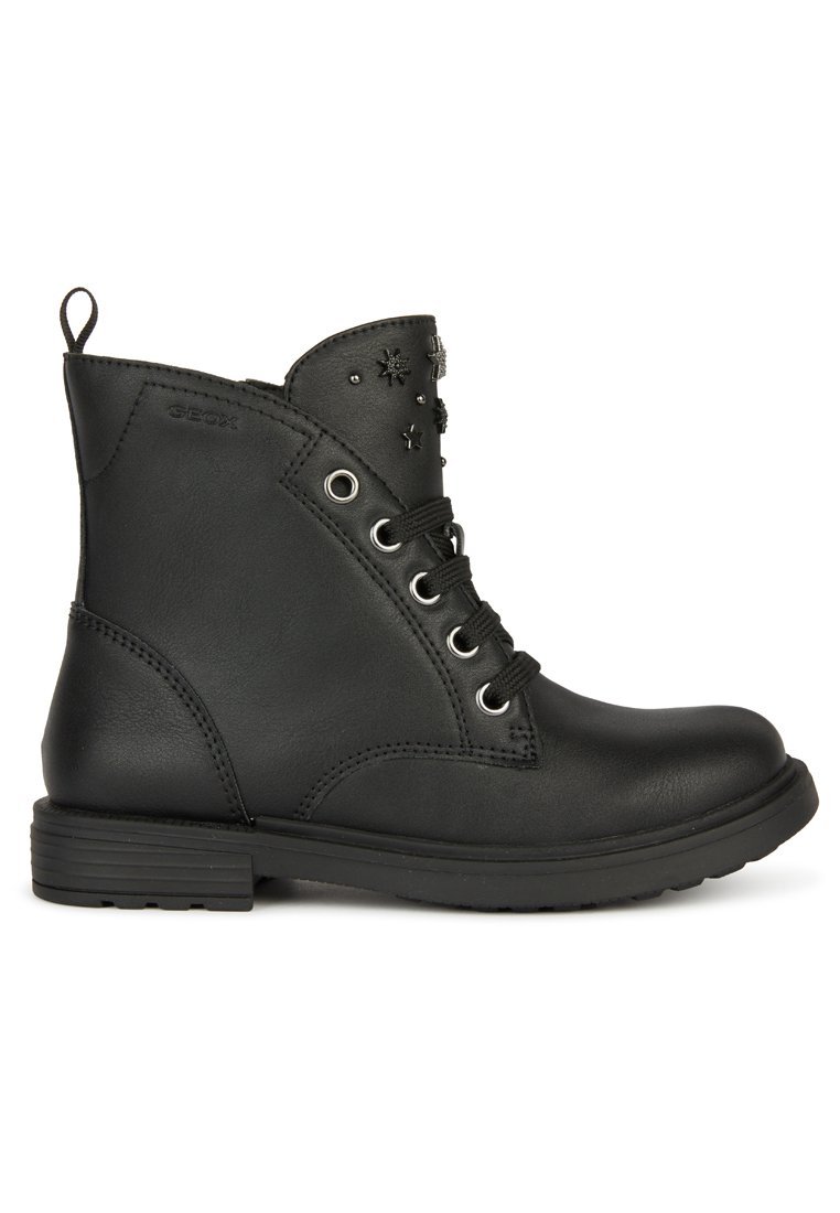 Stivaletti neri in pelle con una superficie testurizzata. Presentano accessori in argento, chiusura con lacci e borchie decorative sul colletto.