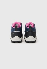 Blå og svarte tur-sko med rosa innersåle, teksturerte såler og en trekkstropp bak for enkel påkledning.