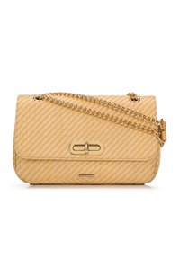 Borsa a tracolla tessuta color tan con una finitura liscia, tracolla in catena dorata e forma rettangolare. Presenta una chiusura centrale e il logo del marchio sul davanti.