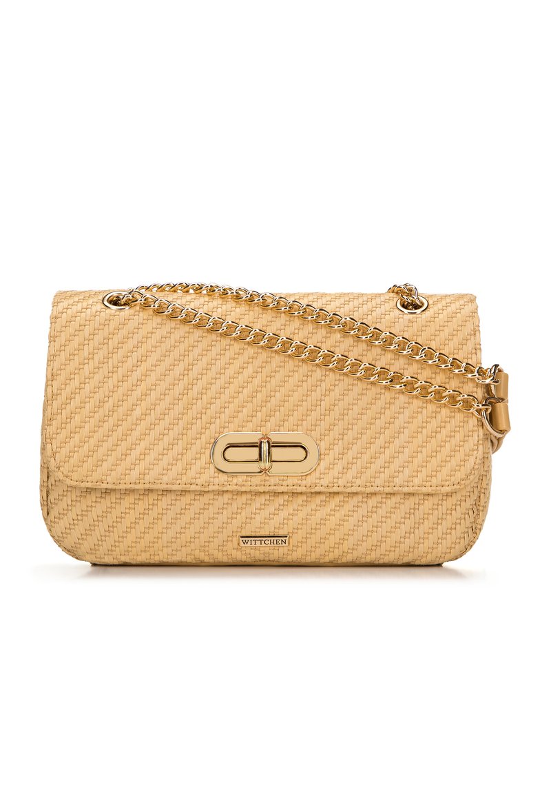 Borsa a tracolla tessuta color tan con una finitura liscia, tracolla in catena dorata e forma rettangolare. Presenta una chiusura centrale e il logo del marchio sul davanti.