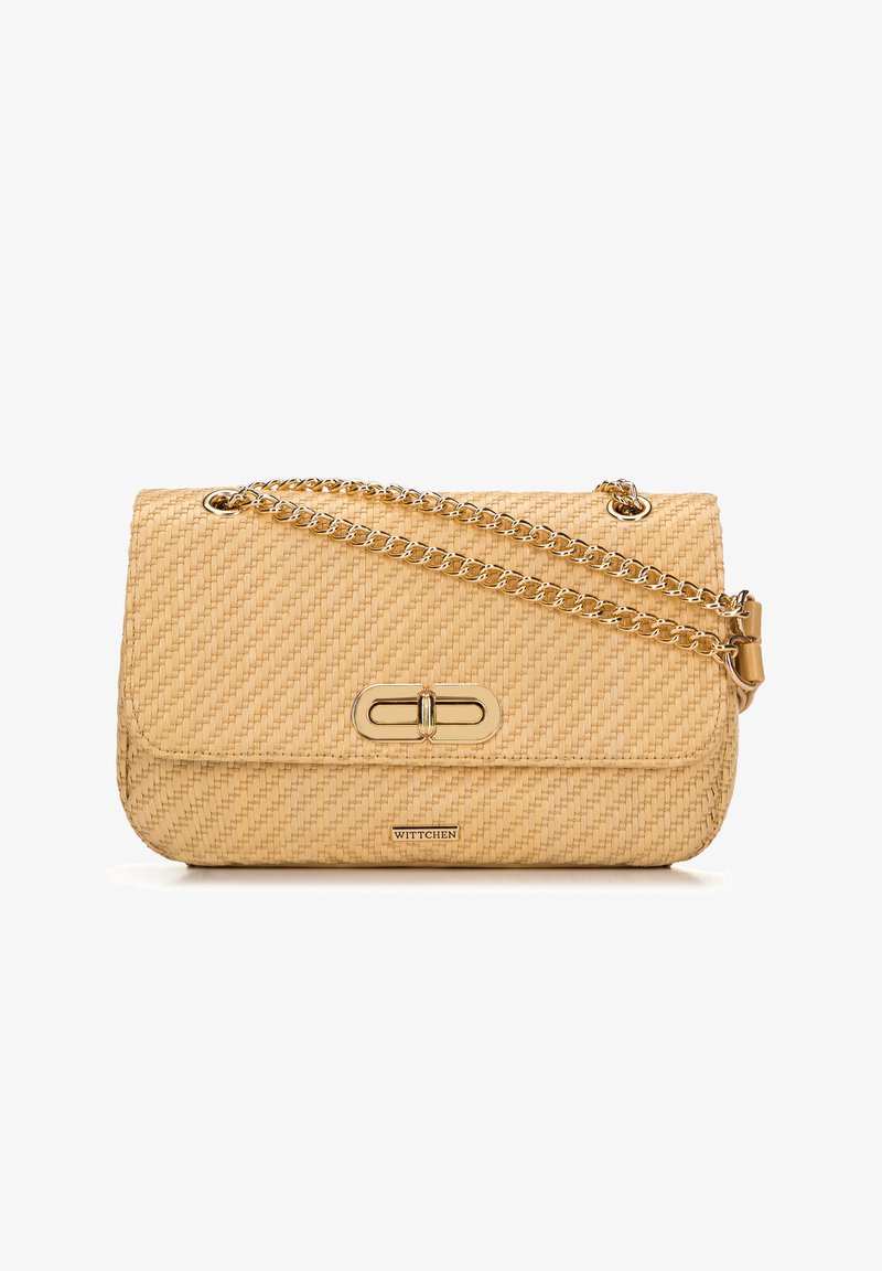 Bolso de mano tejido en tono marrón claro con un acabado suave, cadena dorada como asa y forma rectangular. Cuenta con un cierre central y un logo de la marca en el frente.