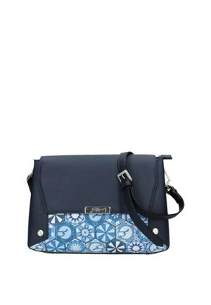 Marineblaue Umhängetasche mit einer vorderen Klappe, silberner Schnalle und einem blauen Panel mit geometrischem Muster am unteren Rand.