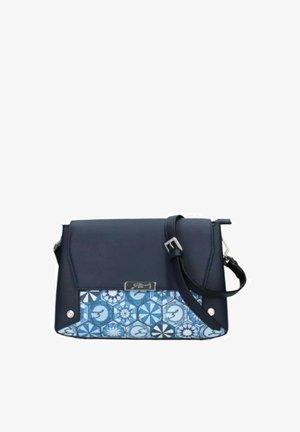 Tmavě modrá kabelka přes rameno s přední klopou, stříbrnou sponou a modrým panelem s geometrickým vzorem na spodní části.