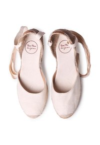 Bottes espadrilles beige en toile avec une semelle en jute tressé. Elles présentent des brides de cheville et un design à bout rond. L'étiquette intérieure indique "Toni Pons Origens."