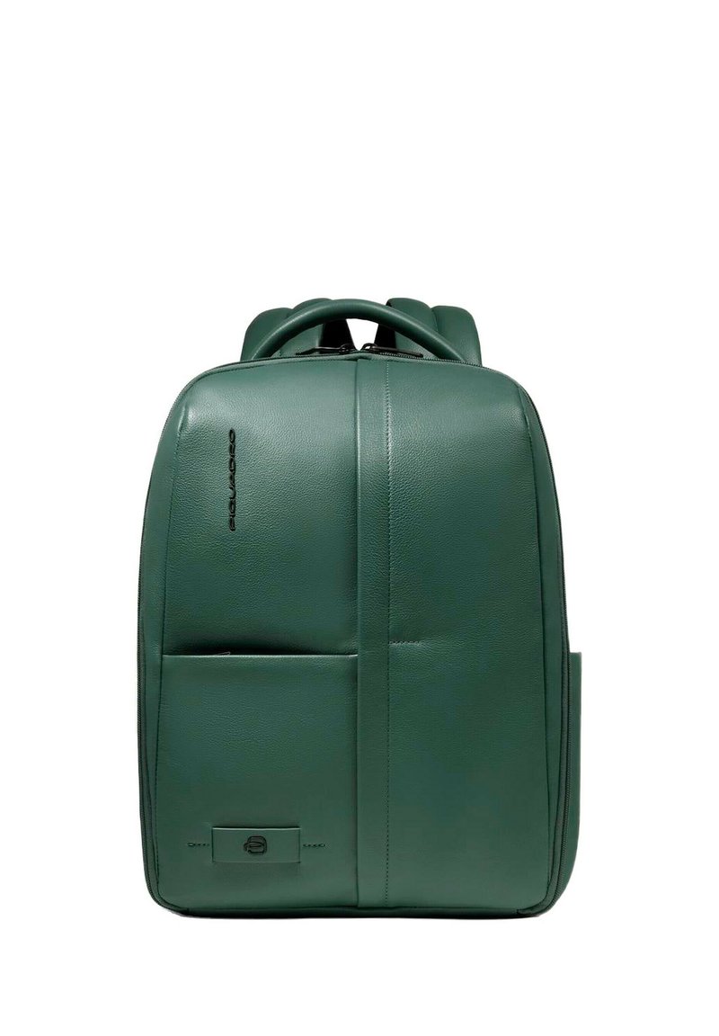 Mochila de cuero verde oscuro con forma rectangular, que cuenta con un bolsillo frontal, costuras sutiles y dos asas superiores para llevar.