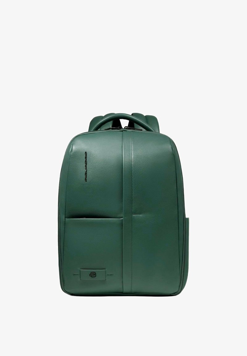 Mochila de cuero verde oscuro con forma rectangular, que cuenta con un bolsillo frontal, costuras sutiles y dos asas superiores para llevar.