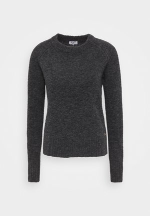 Donkergrijze gebreide trui met lange mouwen en een ronde hals, afgewerkt met geribbelde boorden aan de mouwen en zoom, weergegeven tegen een witte achtergrond.