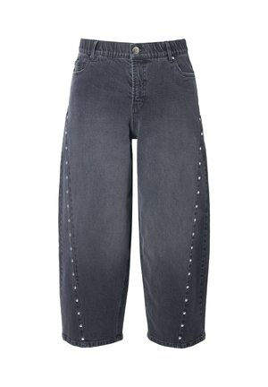 Pantalons en denim gris foncé à coupe ample, dotés de rangées verticales de clous en métal sur les côtés et d'une taille élastique.