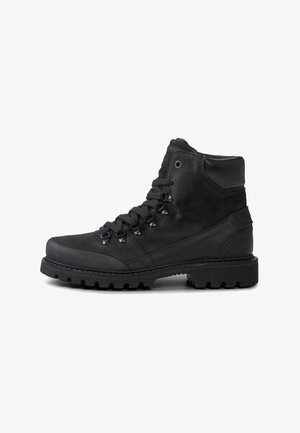 Czarne buty trekkingowe z mieszanką gładkiej i zamszowej skóry, wytrzymałą gumową podeszwą, metalowymi oczkami i podwyższoną cholewką dla wsparcia kostki.