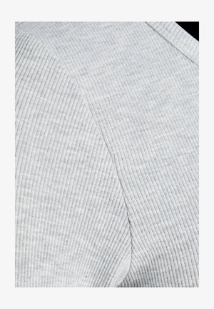 Svijetlosiva rebrasta tkanina s finom teksturom, koja prikazuje vertikalne pruge i glatku završnu obradu, osmišljena za fleksibilnu izradu odjeće.