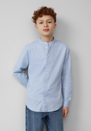 Lichtblauw overhemd met lange mouwen, bandkraag, knopen aan de voorkant en een relaxte pasvorm. Draagt met denim jeans, wat een casual stijl benadrukt.