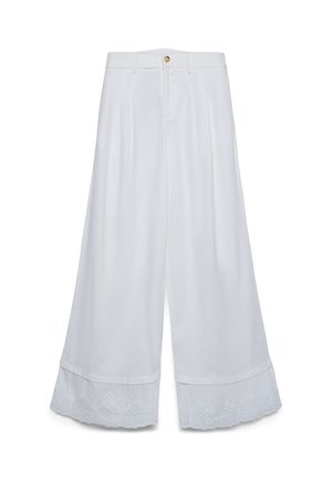 Weiße Hose mit weitem Bein und hoher Taille, Knopfverschluss, Gürtelschlaufen und besticktem, geschwungenem Saumdetail.