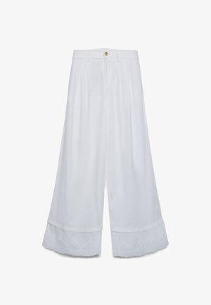 Weiße Hose mit weitem Bein und hoher Taille, Knopfverschluss, Gürtelschlaufen und besticktem, geschwungenem Saumdetail.