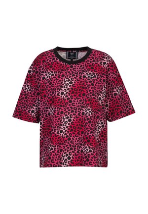 Korte mouwen, cropped T-shirt in roze en zwart panterprint, met een ronde zwarte halslijn en een ontspannen pasvorm. Zachte stoftextuur.