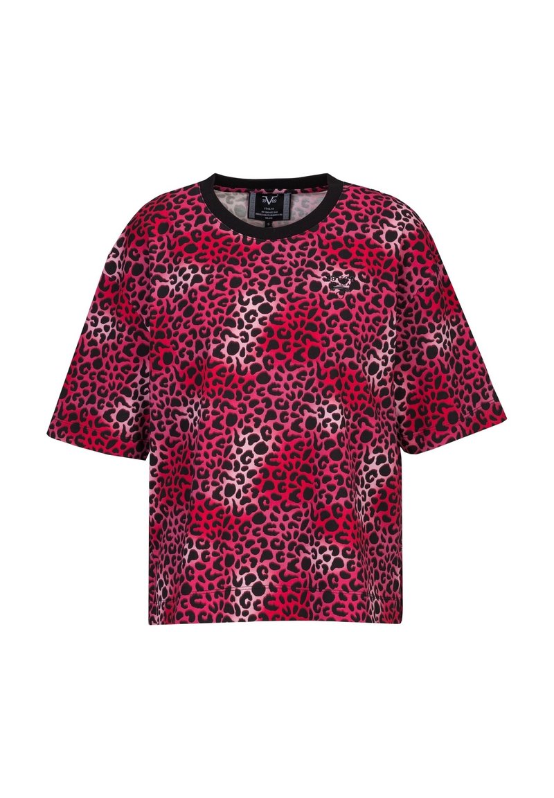 Korte mouwen, cropped T-shirt in roze en zwart panterprint, met een ronde zwarte halslijn en een ontspannen pasvorm. Zachte stoftextuur.