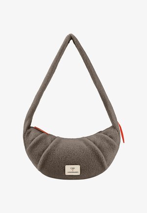 Weiche graue schultertasche in halbmondform mit strukturiertem stoff, orangefarbenen reißverschlussanhängern und einem kleinen rechteckigen markenlabel vorne.