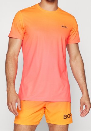 Mand iført gradient orange-lyserød kortærmet skjorte og lyse orange shorts, begge med sorte tekstlogoer "BORG".