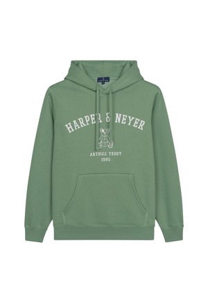 Groene hoodie met een voorzak, een capuchon met trekkoord, en witte letters "HARPER & NEYER" met een teddybeerafbeelding en de tekst 1985.