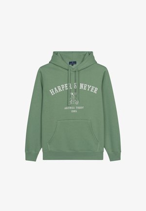 Sudadera verde con bolsillo frontal, capucha con cordón y letras blancas "HARPER & NEYER" con un gráfico de oso de peluche y el texto 1985.