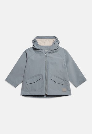 Dziecięca jasnoniebieska kurtka z kapturem, z zamkiem błyskawicznym z przodu oraz dwoma kieszeniami z klapami, przedstawiona na płasko na białym tle.