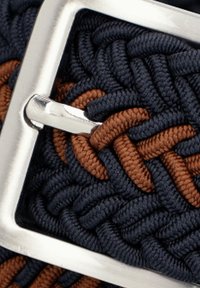 Woven fabricowy pasek w odcieniach granatowego i brązowego z metalową klamrą w kolorze srebra, prezentujący strukturalny pleciony wzór.