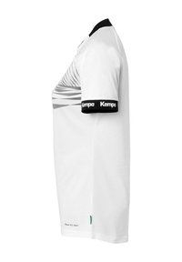 Camiseta deportiva blanca con un cuello y puños de manga negros. Presenta un patrón dinámico en gris en la parte frontal. Fabricada con tejido que absorbe la humedad.