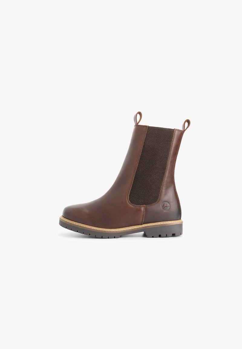 Bruine leren Chelsea boot met trekflappen, elastische zijkanten, stiksels en rubberen zool, weergegeven in profiel op een witte achtergrond.