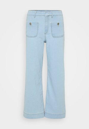 Blugi de un albastru deschis cu un design cu picioare largi, având două buzunare frontale și două buzunare dorsale, fabricați din denim cu accente de cusătură vizibile.