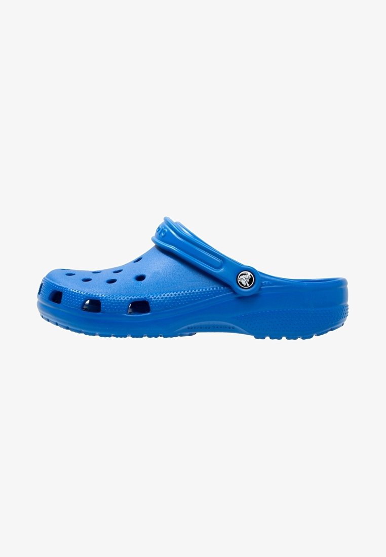 Sabot bleu en plastique léger avec des trous de ventilation, une bride arrière relevée et une texture lisse.