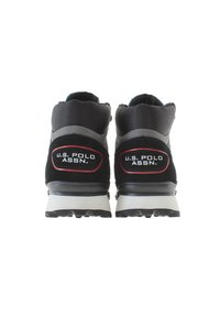 Męskie tenisówki U.S. Polo Assn. z czarno-szarym wzorem, wykonane z zamszu i materiału siatkowego, z wyściełanymi podeszwami i logo z tyłu.