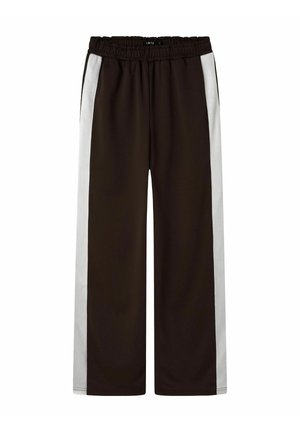 Pantalones de chándal negros con cinturilla elástica, que presentan rayas laterales en blanco en contraste. Hechos de una tela suave y lisa; ajuste relajado y de pierna ancha.