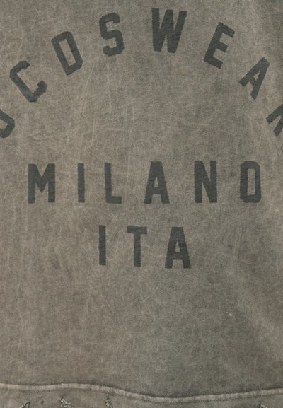 Hanorac gri din bumbac, având text imprimat negru "SCDS WEAR MILANO ITA." Textura par evidențiată, având un aspect uzat, cu un finisaj vintage.
