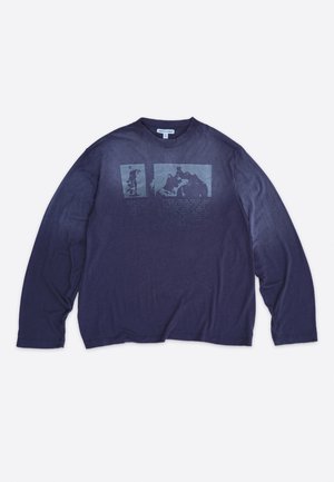 Marineblaues Langarmshirt mit Rundhalsausschnitt, auf der Brust zwei verblasste rechteckige Hundedarstellungen und kleiner Blocktext.