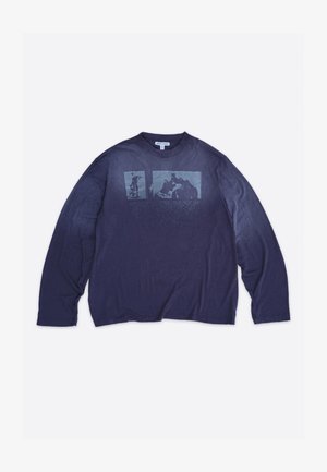 Marineblauw T-shirt met lange mouwen en ronde hals, met twee vervaagde rechthoekige hondenillustraties en kleine bloktekst op de borst.