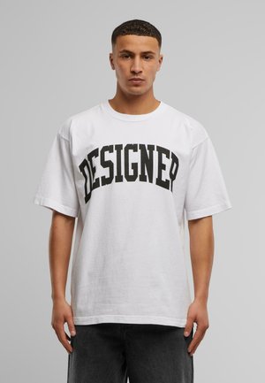 Hvit bomulls-T-skjorte med stor svart "DESIGNER" trykk. Har en avslappet passform, rund hals og korte ermer.