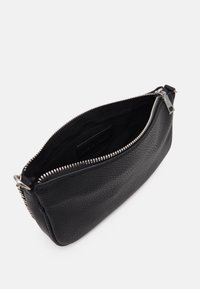 Czarna skórzana kopertówka o teksturowanej powierzchni, zamykana na srebrny suwak, z miękkim wnętrzem. Kompaktowy design, prostokątny kształt, minimalne zdobienia.