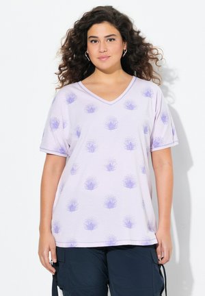 T-shirt court à manches courtes en lavande clair avec un col en V, présentant des motifs d'arbres violets et une coupe décontractée. Tissu doux, texture lisse et détails subtils à l'ourlet.