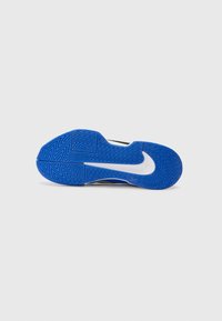 Blauer Sportschuhsohle mit einem wellenförmigen Profil. Mit einem weißen Swoosh-Logo in der Mitte und einer strukturierten Oberfläche für besseren Halt.